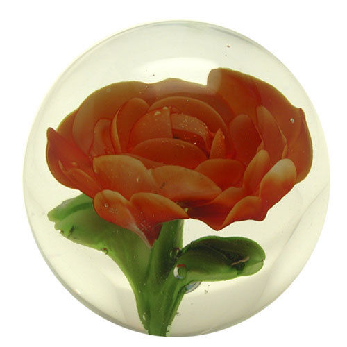 Punainen ruusu lasipallossa